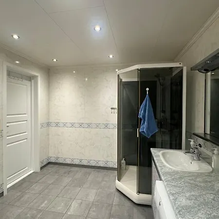Апартаменты Spacious Apartment, 15 Min Walk To Center Тромсё